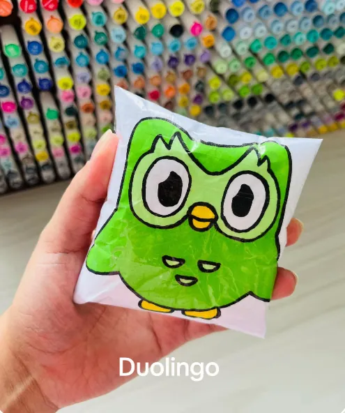 Squishy de papel de un búho verde